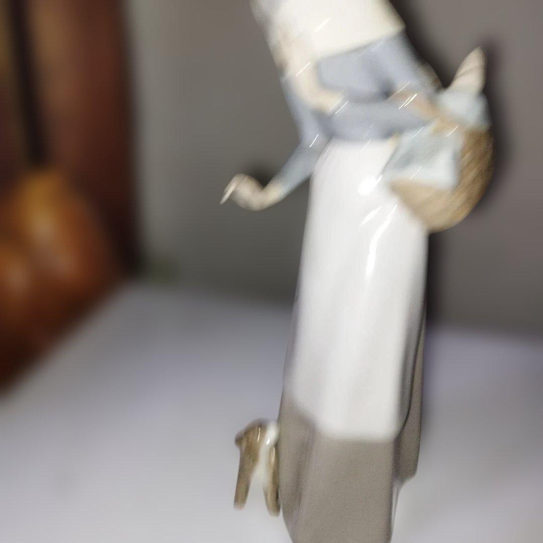 女性の像 置物 エプロンリアドロ バスケット