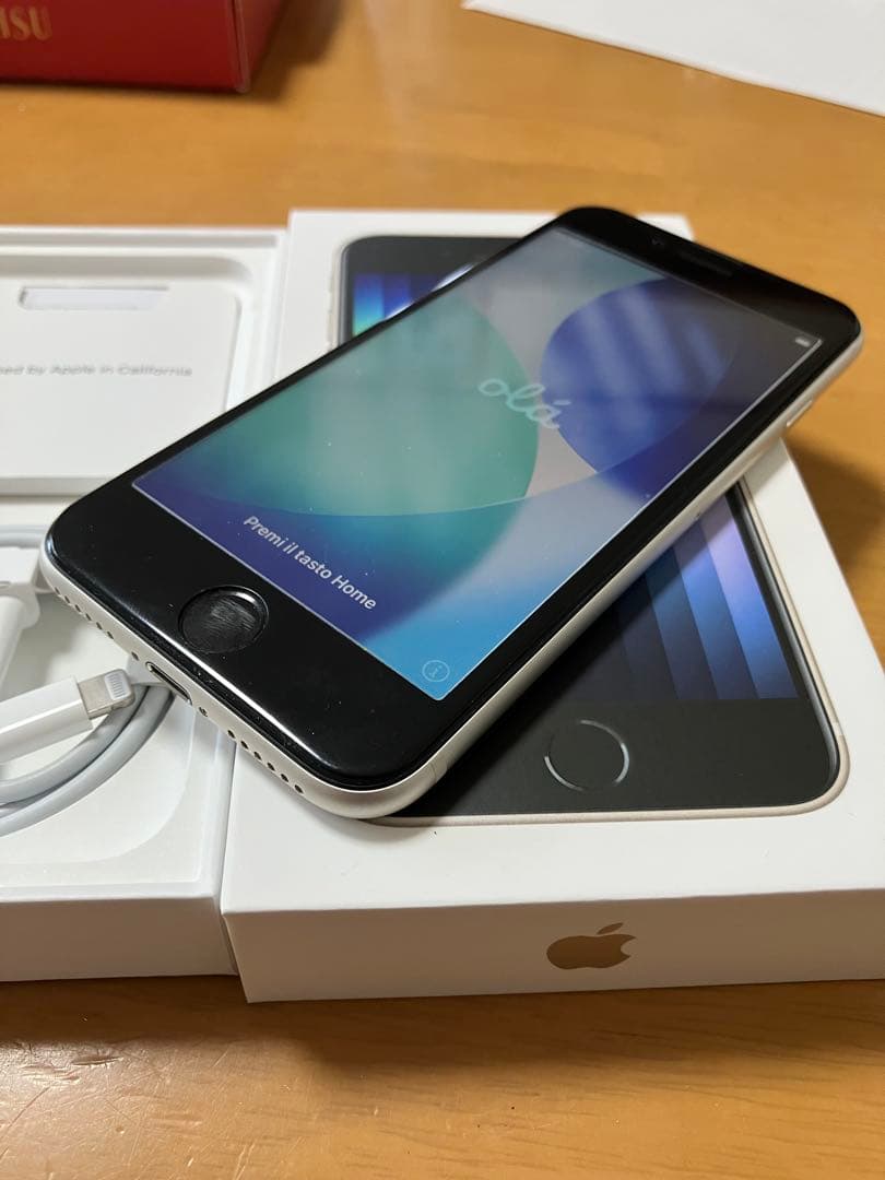 iPhone SE (第3世代) ホワイト　本体　64GB スターライト