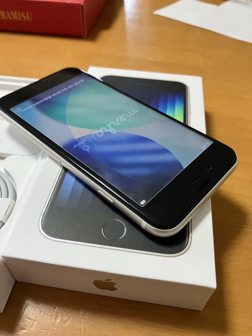 iPhone SE (第3世代) ホワイト　本体　64GB スターライト