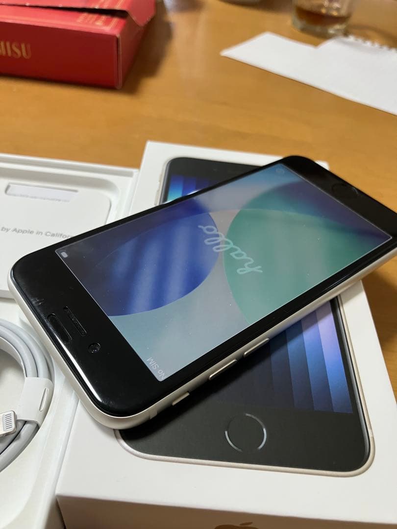 iPhone SE (第3世代) ホワイト　本体　64GB スターライト