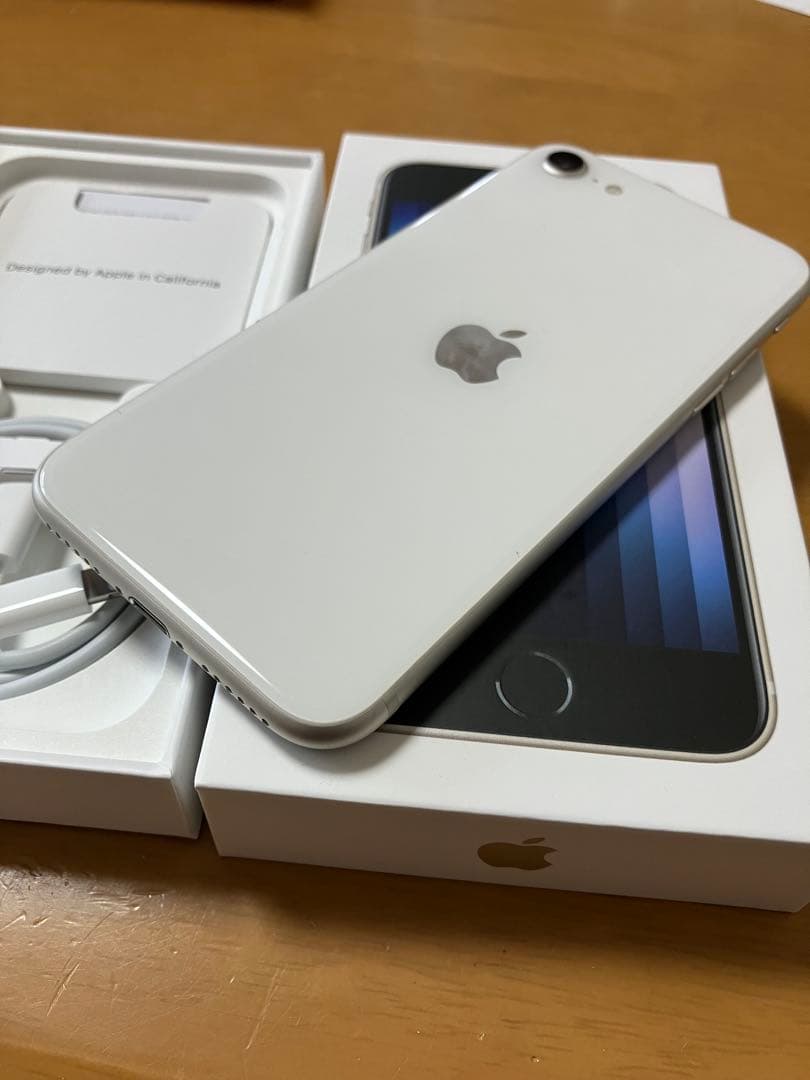 iPhone SE (第3世代) ホワイト　本体　64GB スターライト