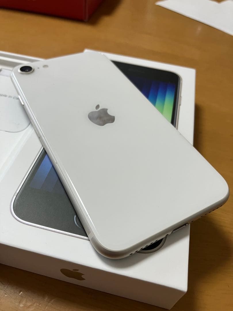 iPhone SE (第3世代) ホワイト　本体　64GB スターライト