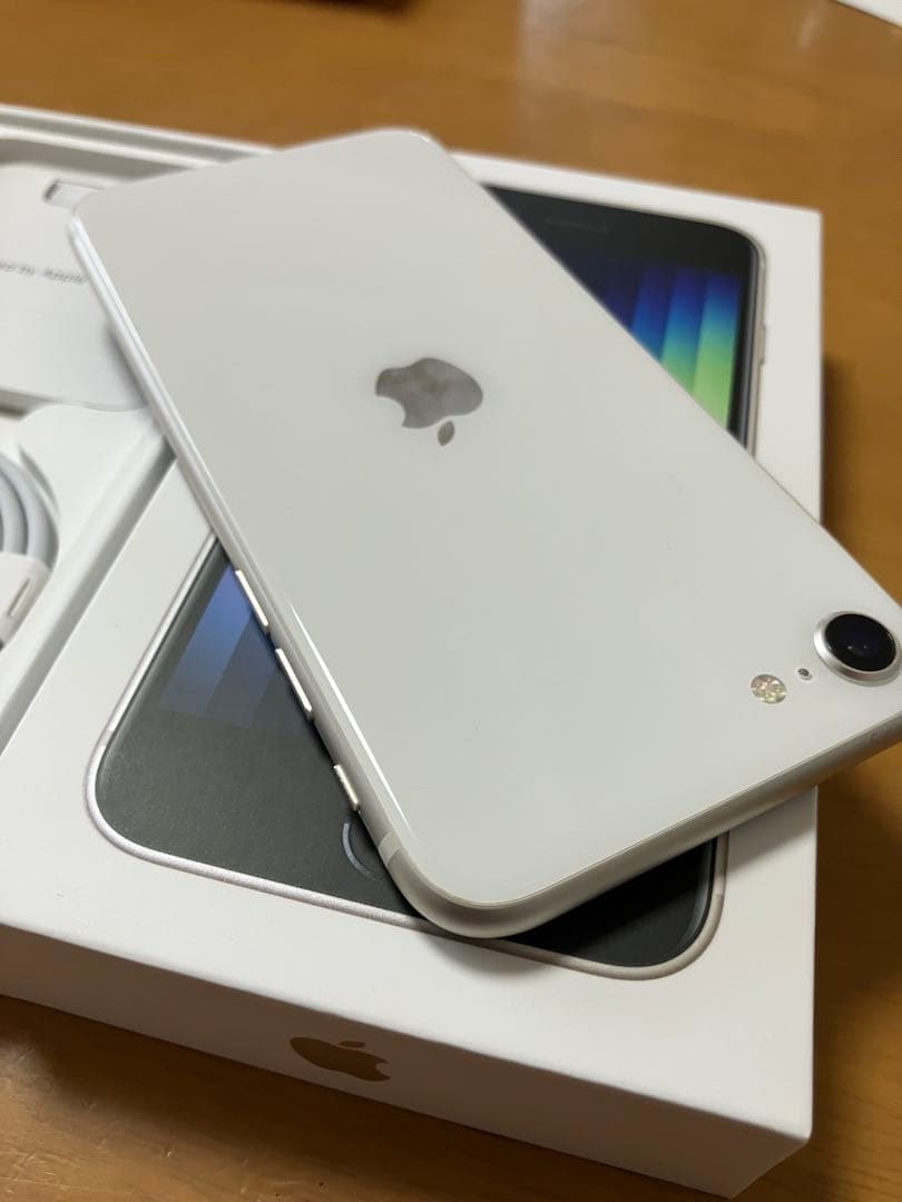 iPhone SE (第3世代) ホワイト　本体　64GB スターライト