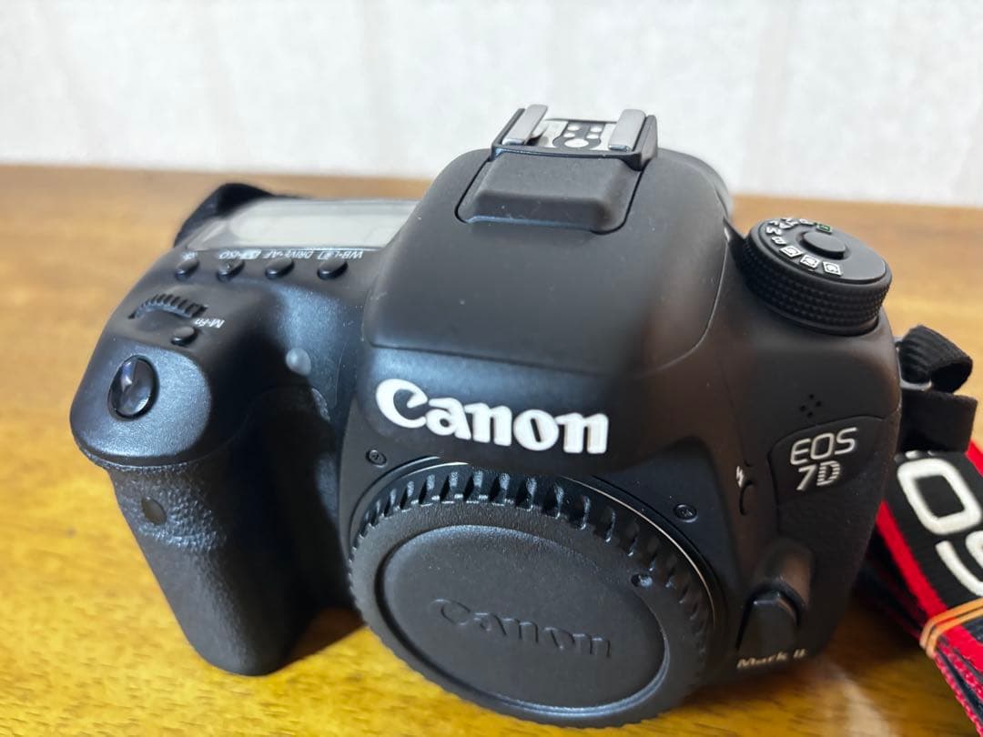 Canon EOS 7D Mark II ボディ（バッテリー2個付き）