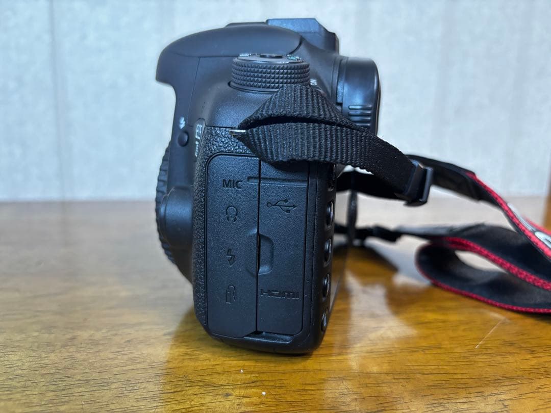 Canon EOS 7D Mark II ボディ（バッテリー2個付き）