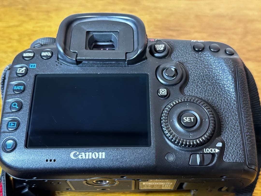 Canon EOS 7D Mark II ボディ（バッテリー2個付き）