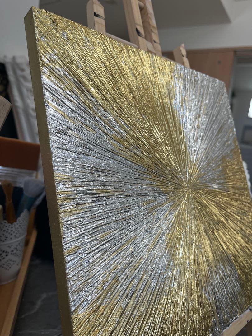 金色と銀色の現代アート作品