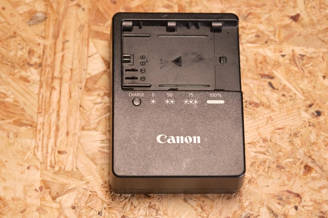 練習用に CANON EOS 7D初代 ボディ 縦グリ付。一応使えます。訳あり