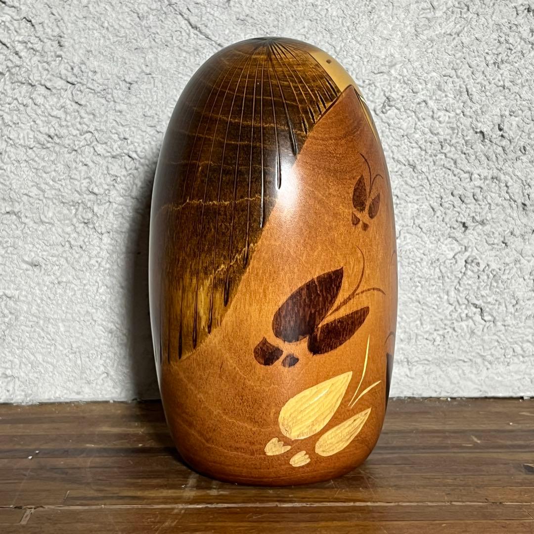 卯三郎こけし「岡本卯三郎作」蝶と着物 微笑みこけし 約17cm 工芸品 創作