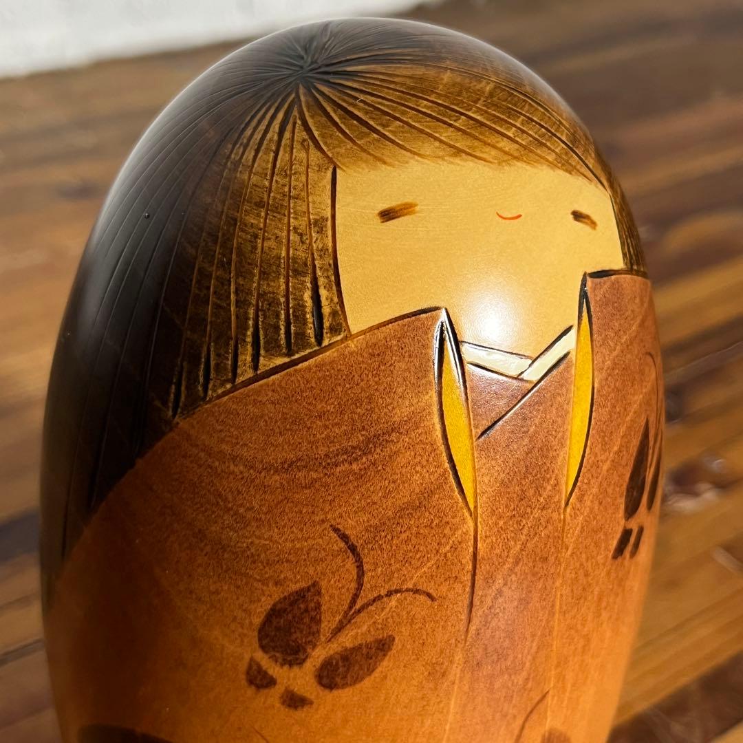 卯三郎こけし「岡本卯三郎作」蝶と着物 微笑みこけし 約17cm 工芸品 創作