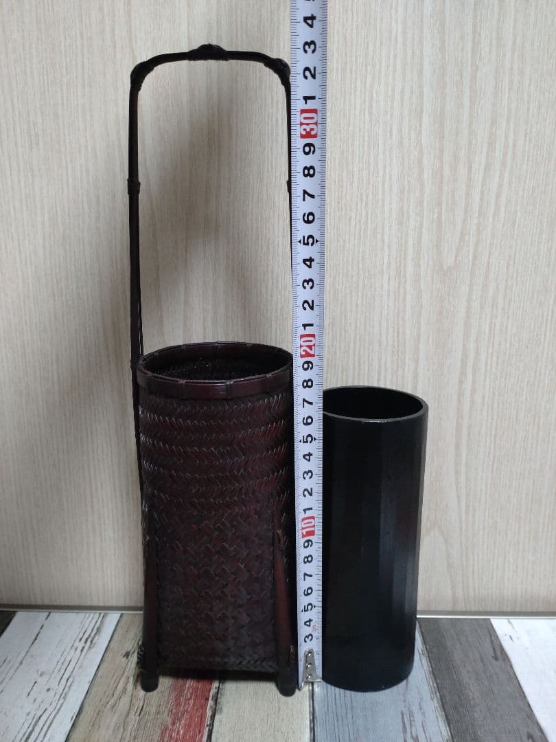 脚付き　縄代網み花籠