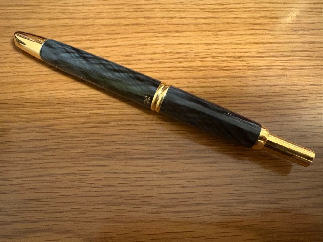 パイロット　キャップレス　18k 黒マーブル