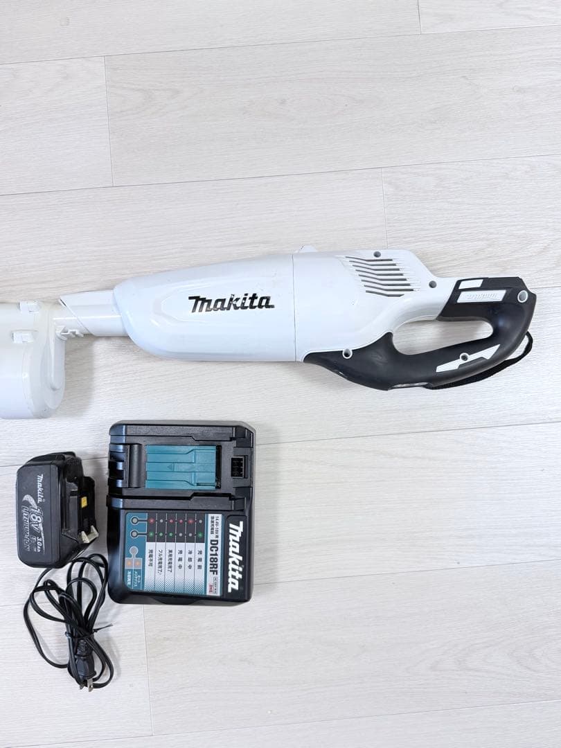 Makita ハンディクリーナー 充電器・バッテリー付き　18v