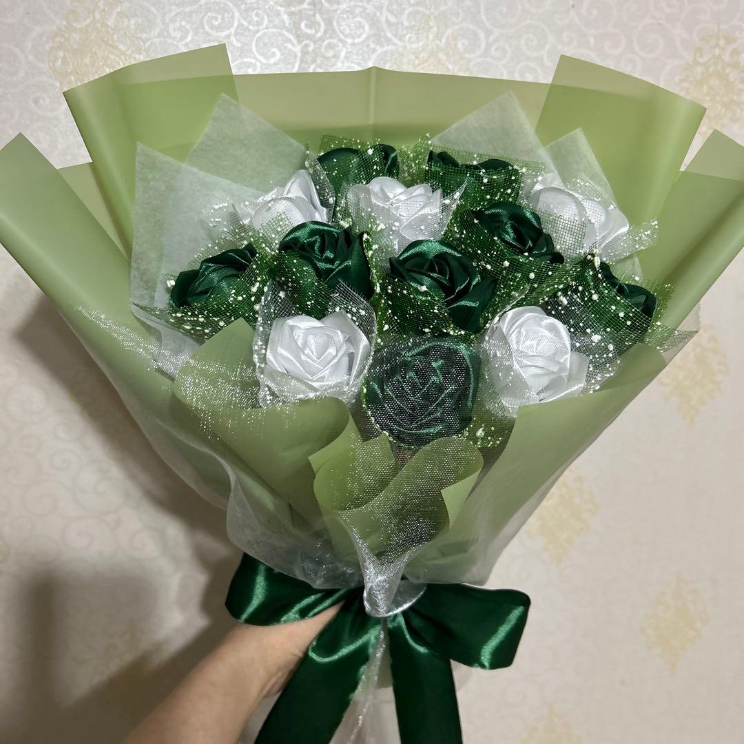 13本緑・白バラブーケ　プレゼント お祝い 枯れない花 永生薔薇　特別な人へ