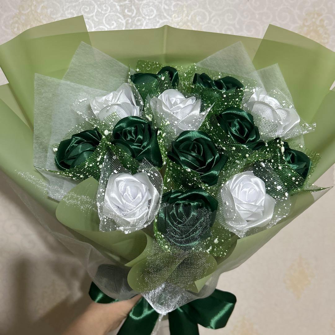 13本緑・白バラブーケ　プレゼント お祝い 枯れない花 永生薔薇　特別な人へ