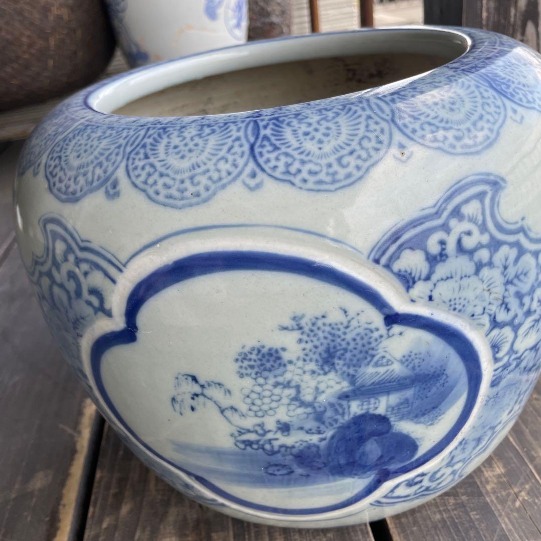 青白い陶器の丸型火鉢