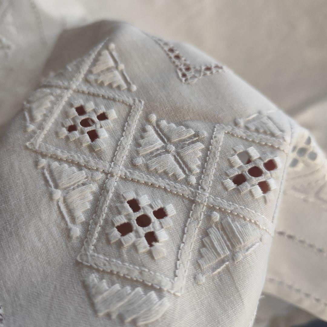 白糸ハーダンガー刺繍　ヴィンテージリネン　テーブルクロス