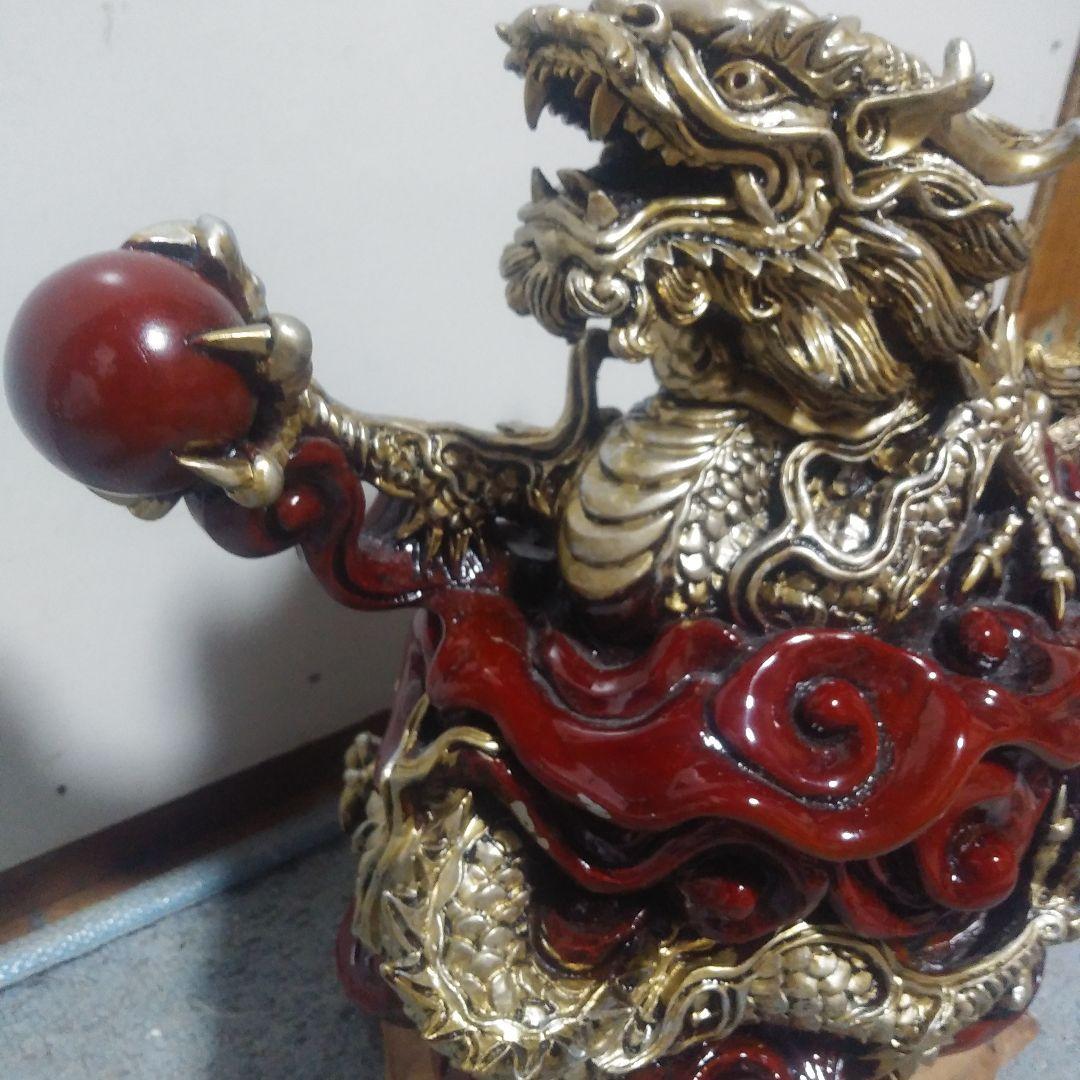 ドラゴンの彫刻置物 約30cm台座付き