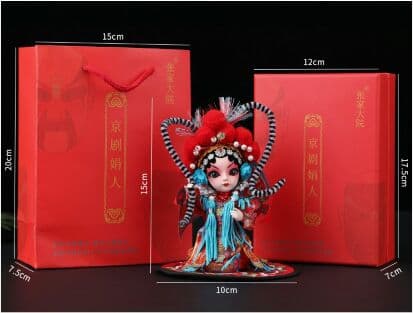中国風京劇の人物の隈取り北京の記念品の絹人形が飾られています1