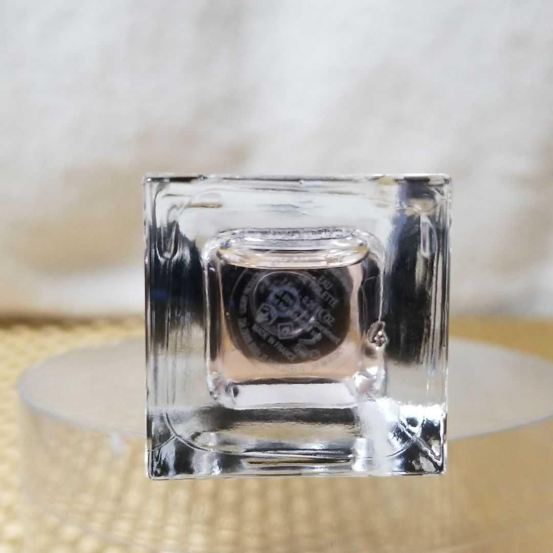 アルマーニ　香水「アルマーニ プリヴェ　ピヴォワンヌ スジョ　7.5ml」
