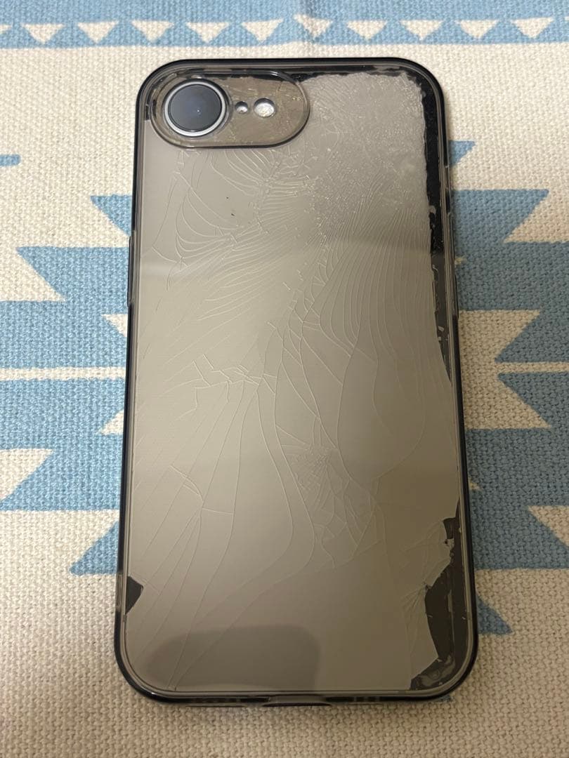 iPhone16e ホワイト 128GB 背面割れ ジャンク品 新品ケース付き