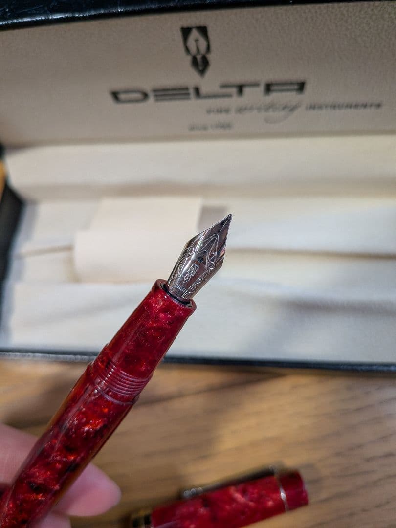 【新品未使用】DELTA ビンテージコレクションレッドF 万年筆 専用ケース付き