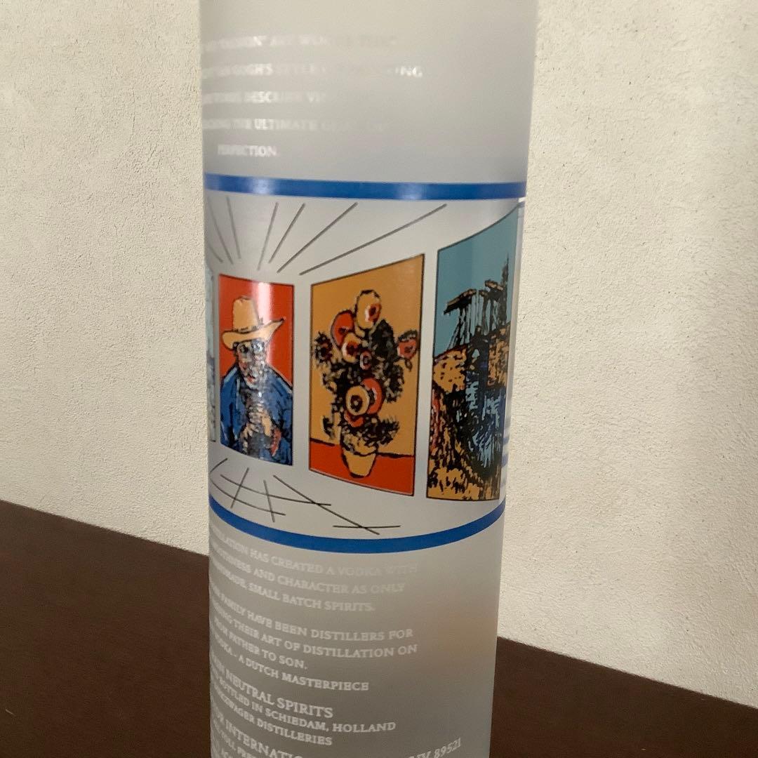 レアなオランダ製限定品　窓からゴッホの絵画が見える絵画ボトルに入ったウォッカ￼
