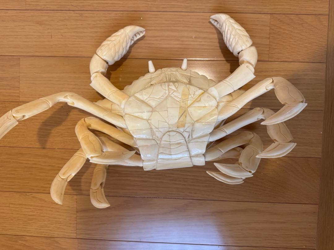 天然素材を用いて作られた、精巧な可動式カニの置物
