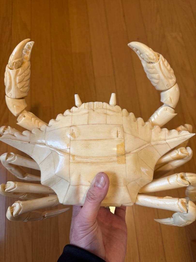天然素材を用いて作られた、精巧な可動式カニの置物