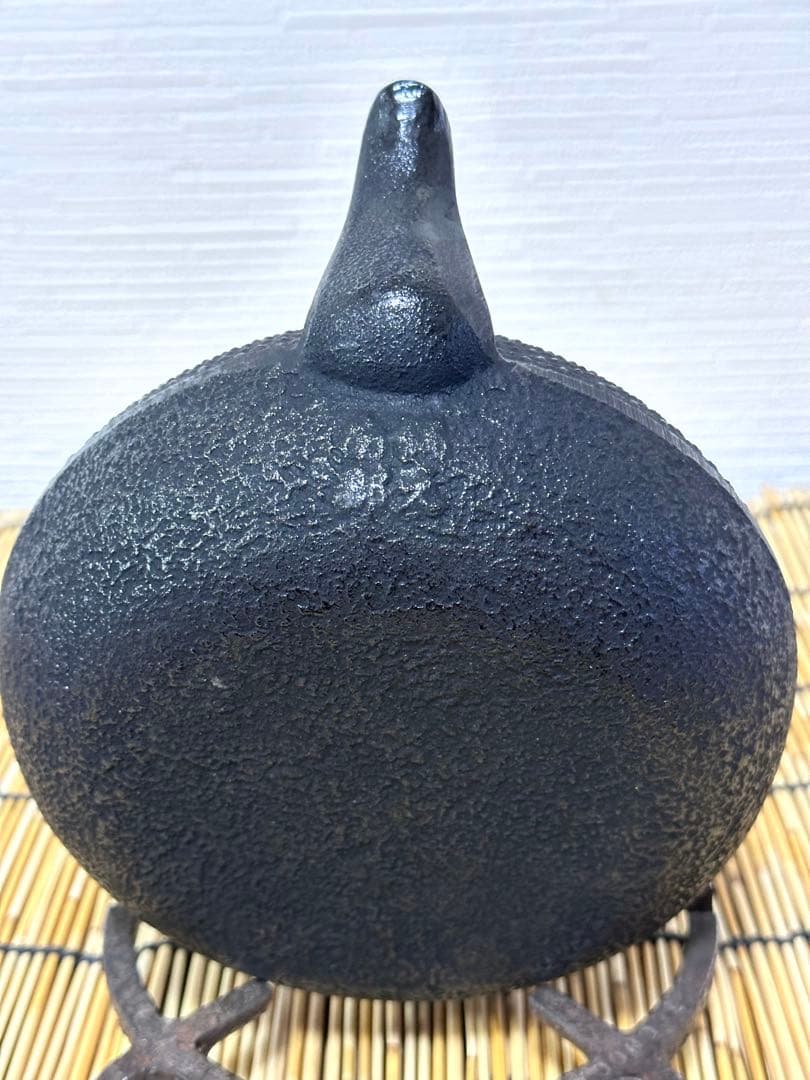 未使用品、供箱、栞２種付　南部運南堂南部鍋元造　１２型アラレ　南部鉄瓶　南部鉄器
