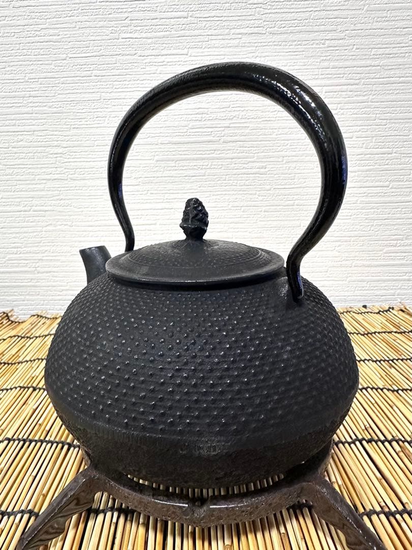 未使用品、供箱、栞２種付　南部運南堂南部鍋元造　１２型アラレ　南部鉄瓶　南部鉄器