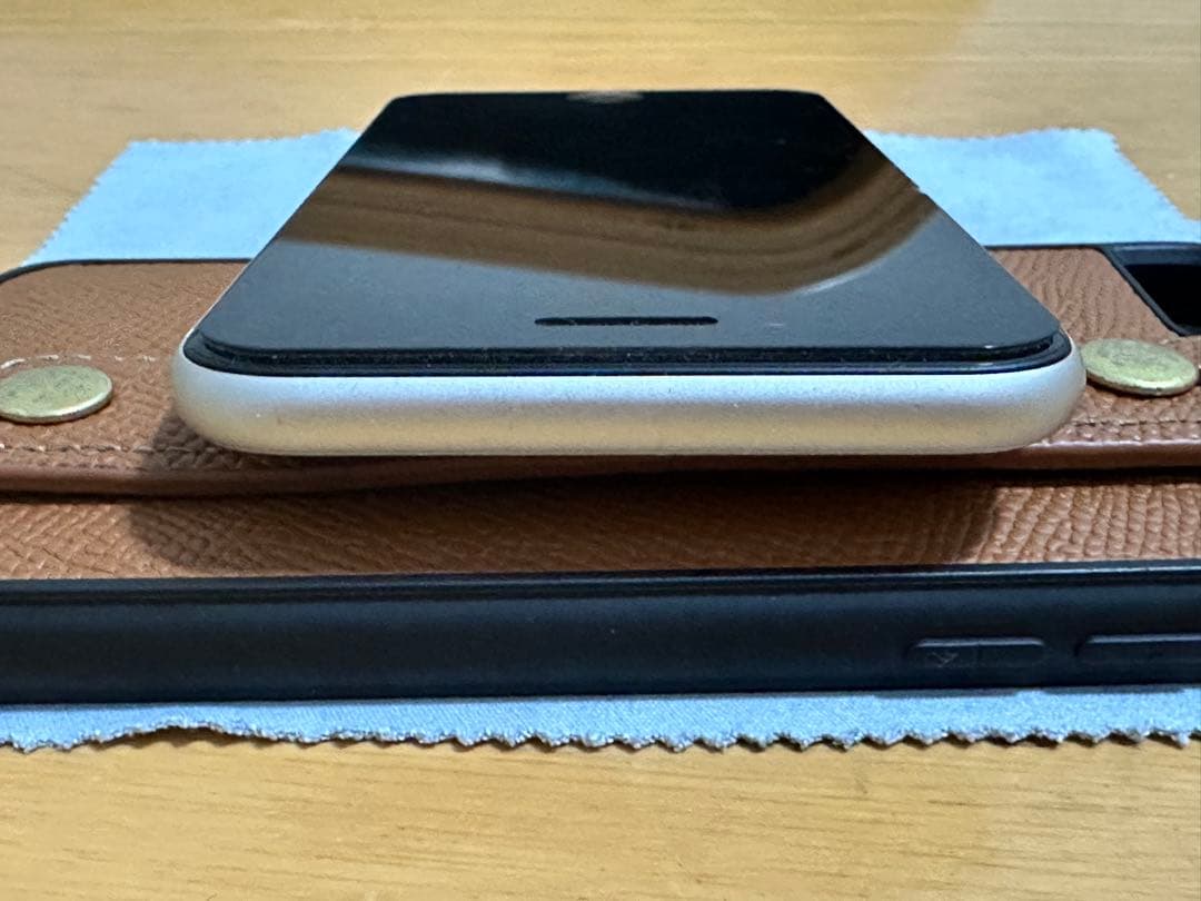 Apple iPhone SE (第3世代) スターライト　128GB