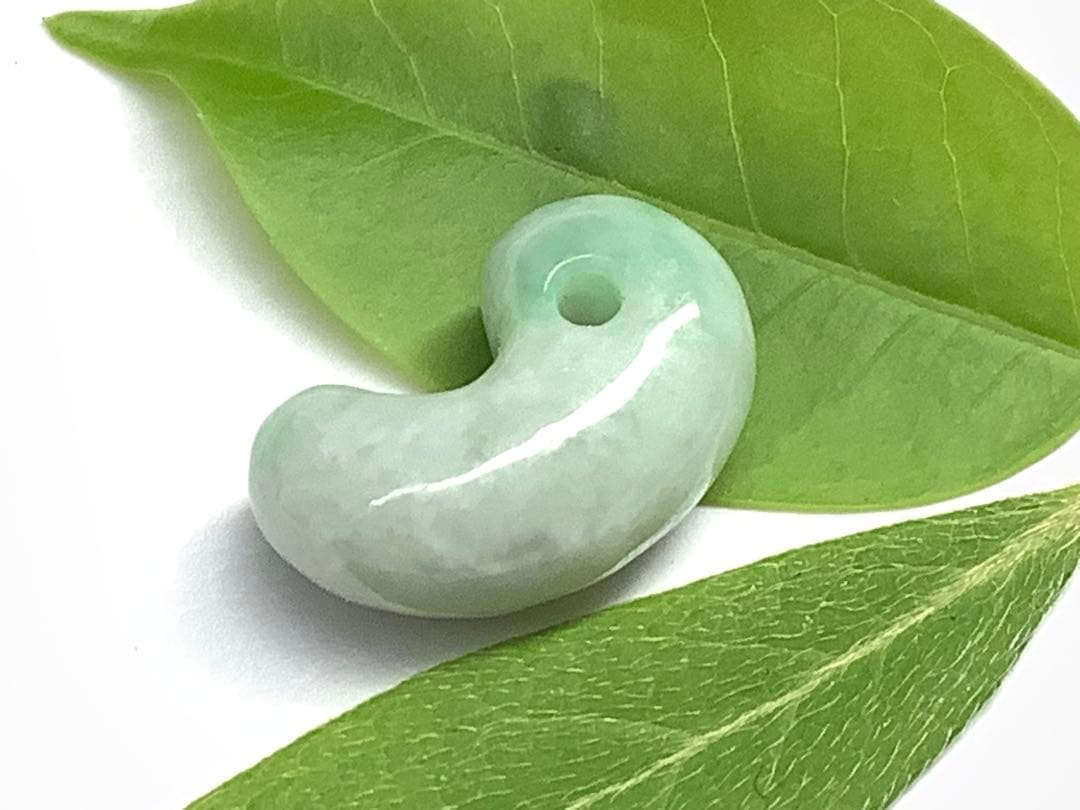 ⭕️遠い昔からの縁起物　糸魚川翡翠勾玉　本物をお持ちください　鑑定ソーティング付‼️