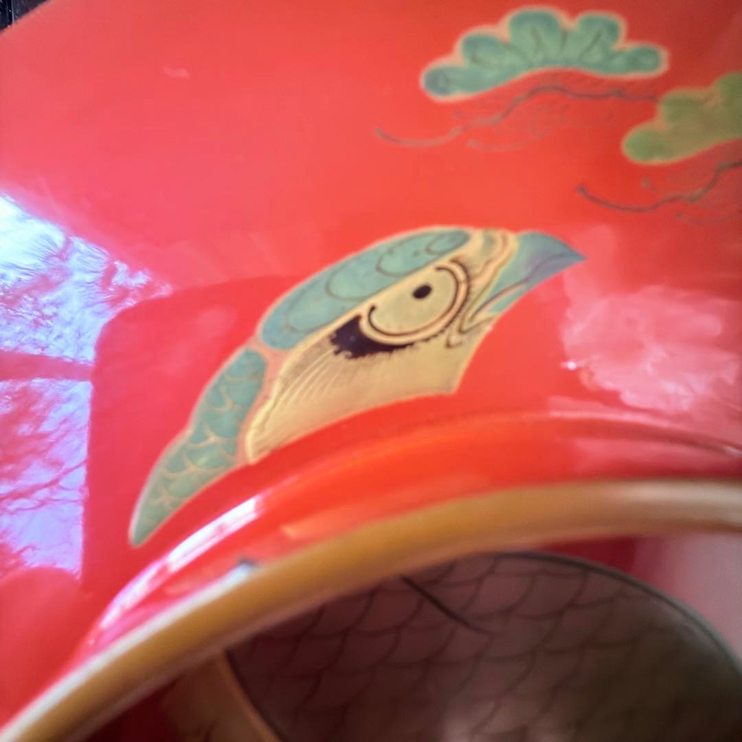 赤い漆器 蓋付き菓子器 鷹と松の模様