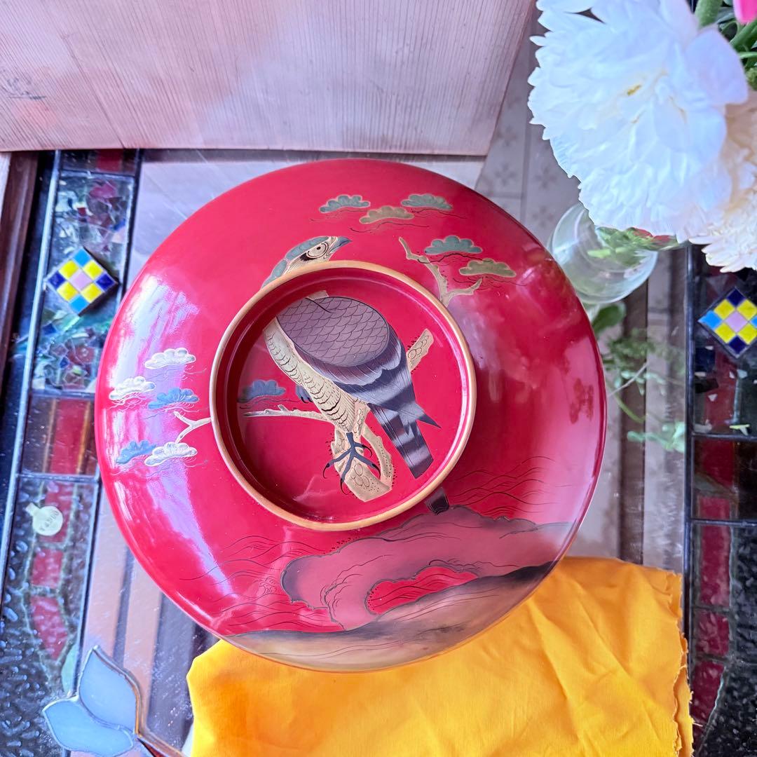 赤い漆器 蓋付き菓子器 鷹と松の模様