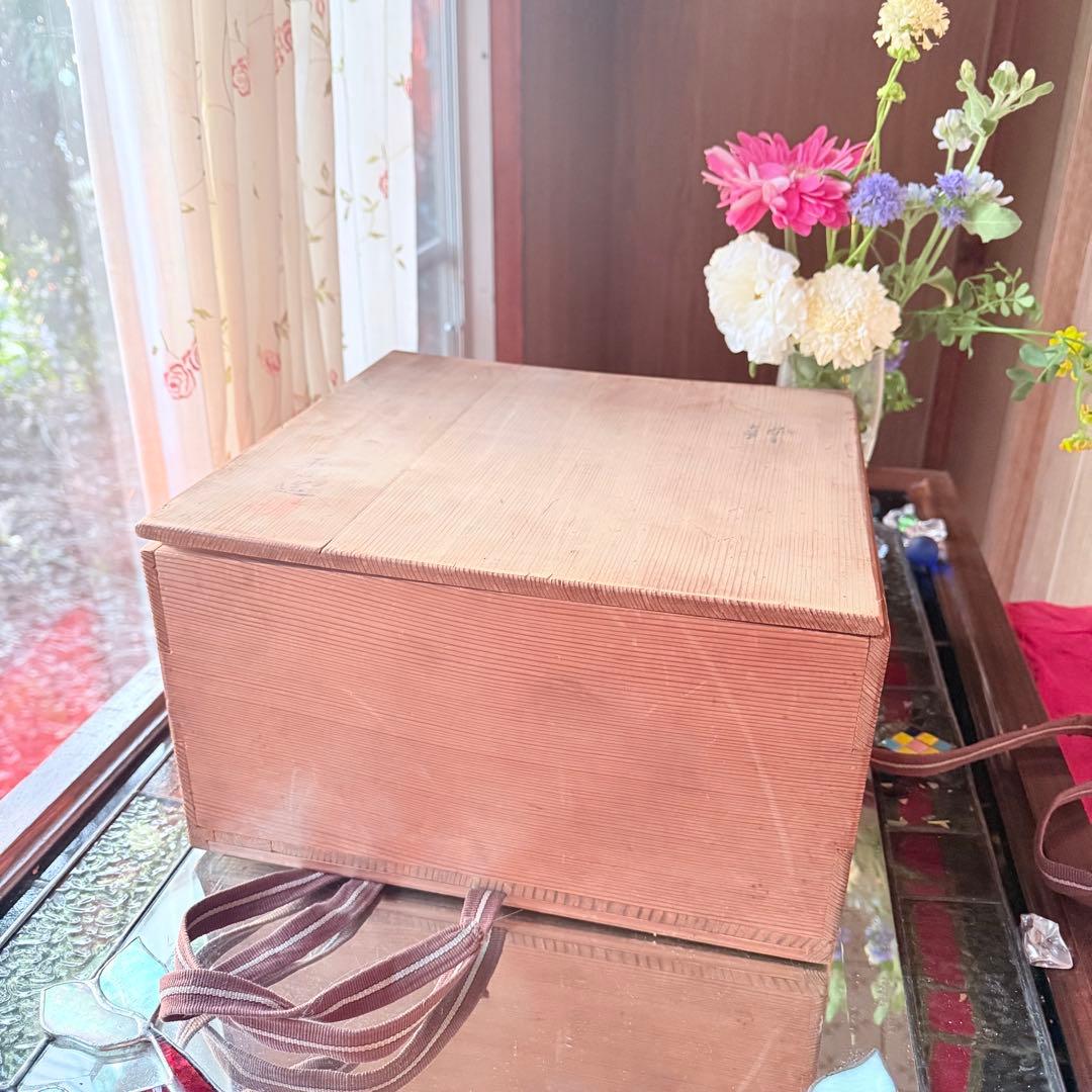 赤い漆器 蓋付き菓子器 鷹と松の模様