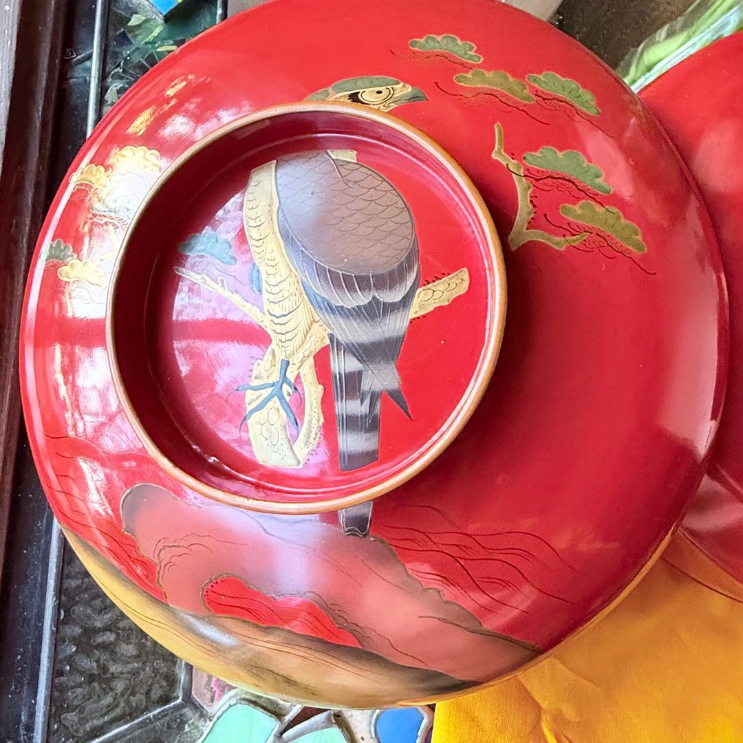 赤い漆器 蓋付き菓子器 鷹と松の模様