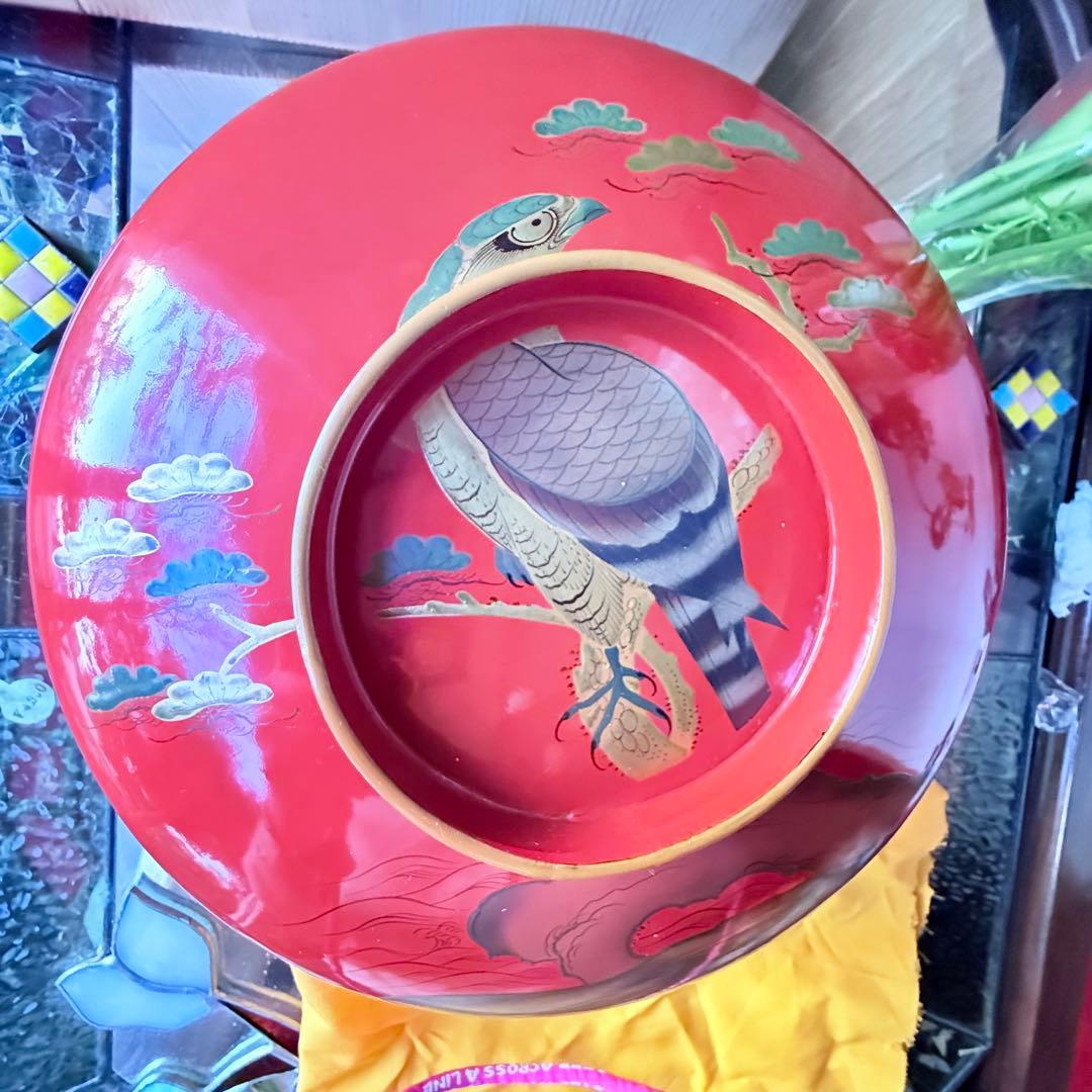 赤い漆器 蓋付き菓子器 鷹と松の模様