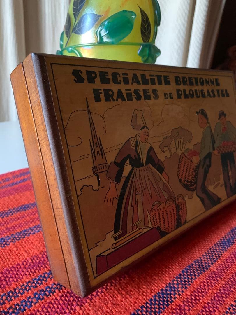 フランスアンティーク　1930年頃のブルターニュ地方ポプラの木クッキーボックス！