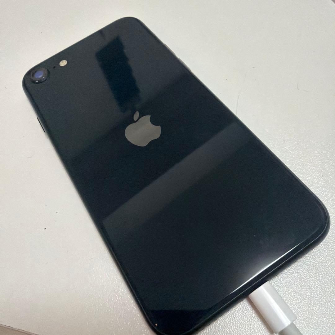 Apple iPhoneSEブラック 本体 クリアケース付き