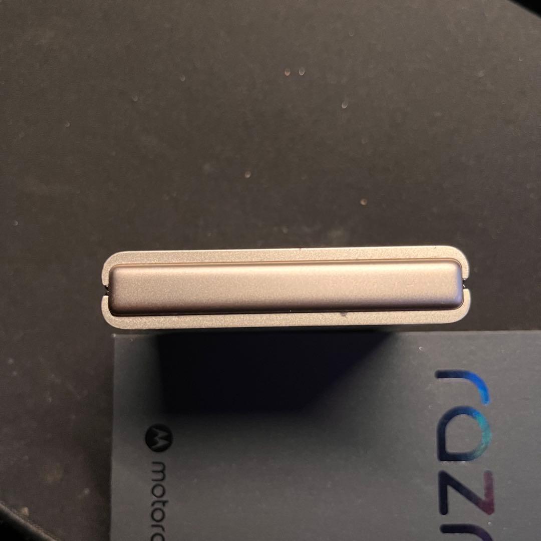 交換済motorola razr 50 サンドクリーム　512GB SIMフリー
