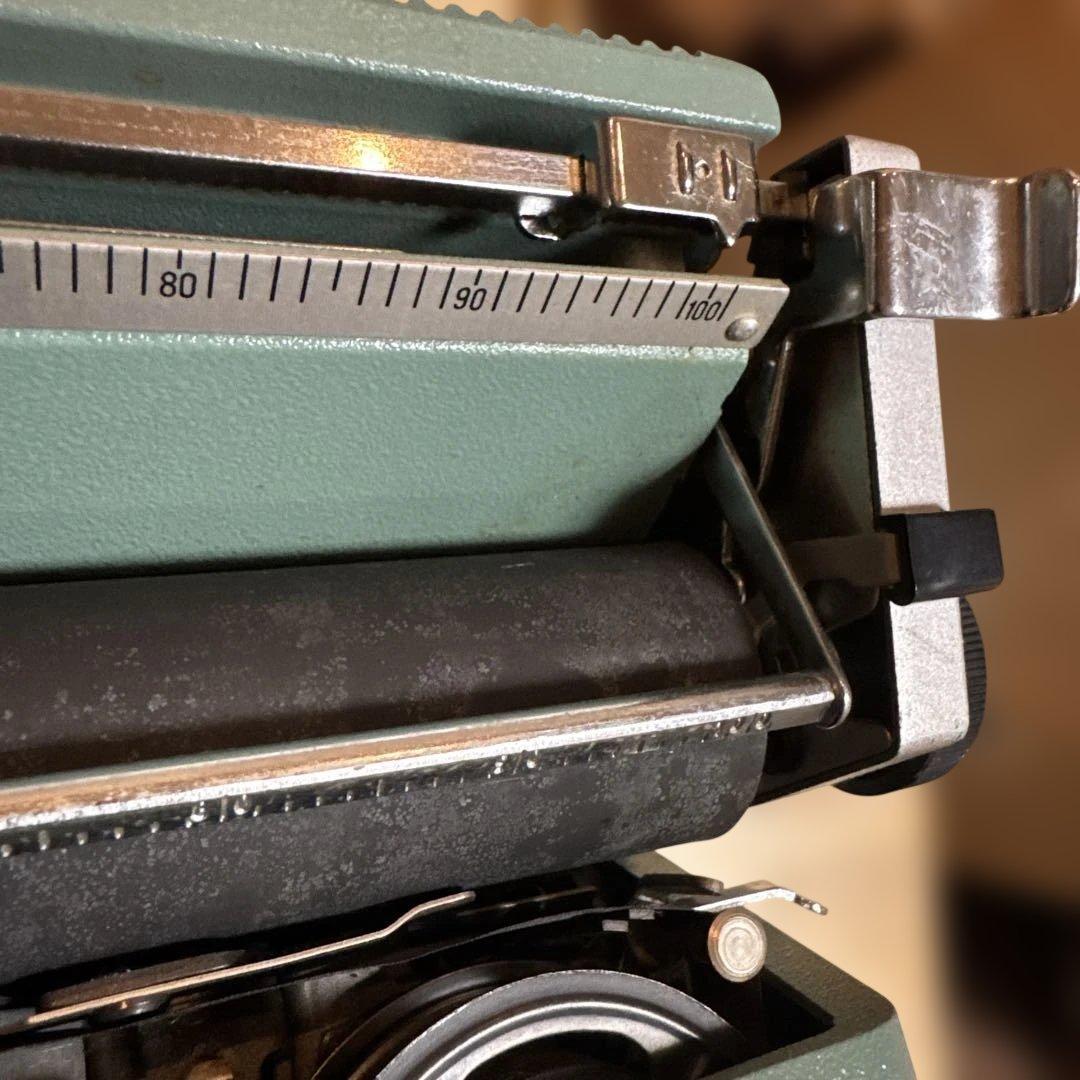 Olivetti Lettera 32 手動タイプライター