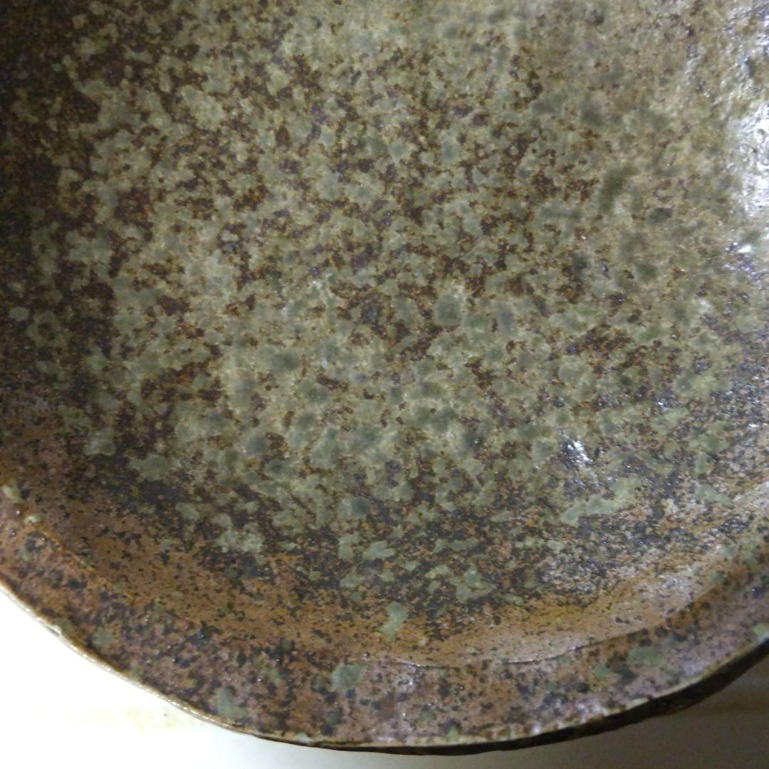 茶色と緑の波状エッジ皿