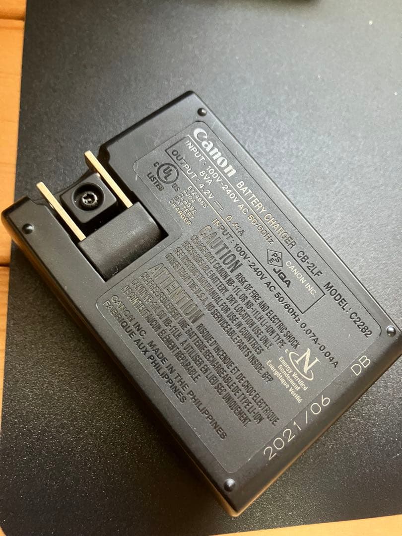 Canon IXY 650 デジタルカメラ 本体と充電器　電池付き ジャンク扱