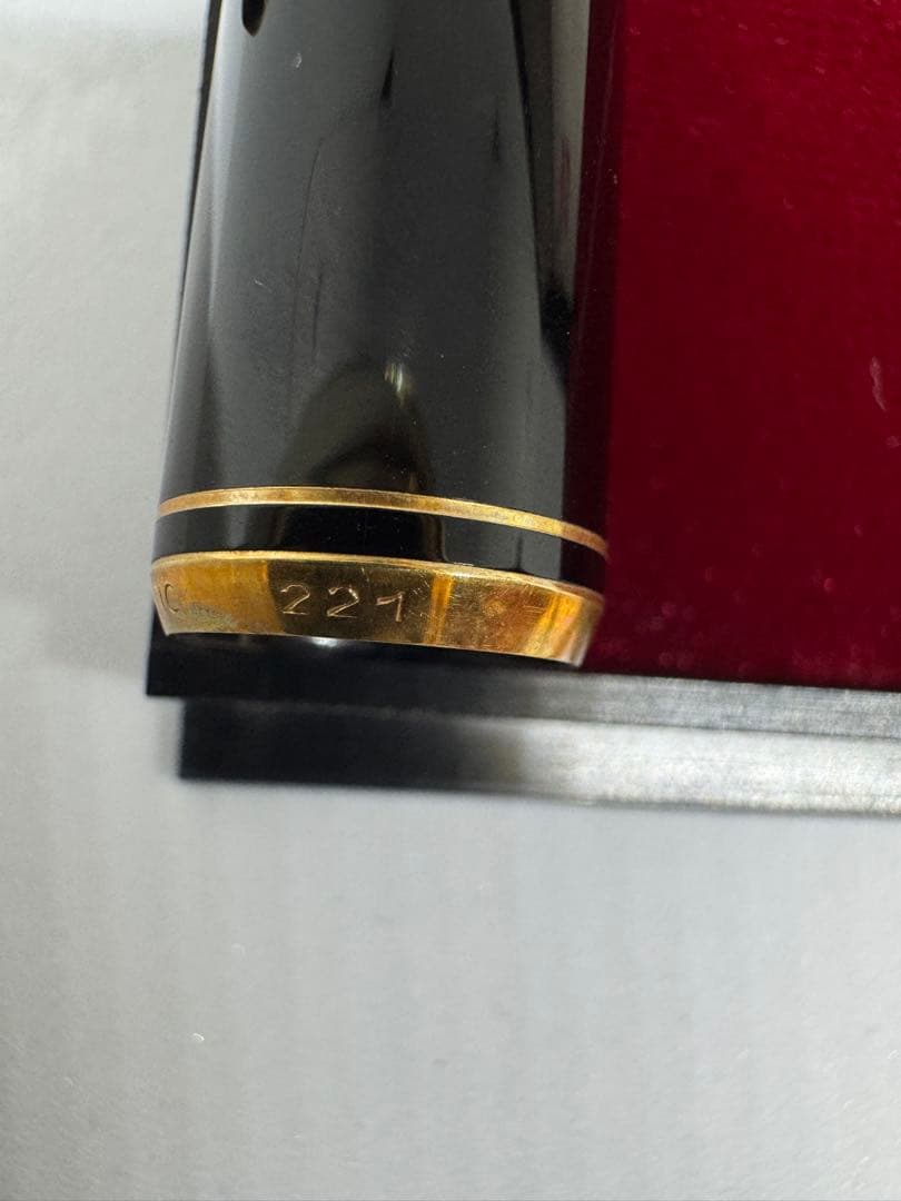 MONTBLANC 万年筆 黒 ゴールド装飾　221 F