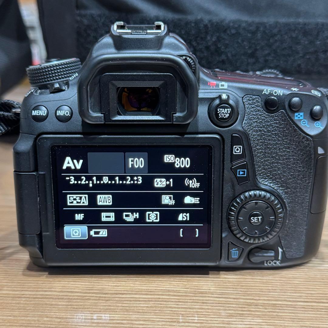 CANON EOS 70D キャノン　EFS18-135mm