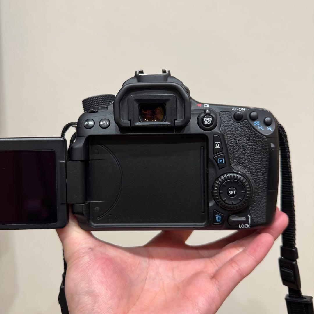 CANON EOS 70D キャノン　EFS18-135mm