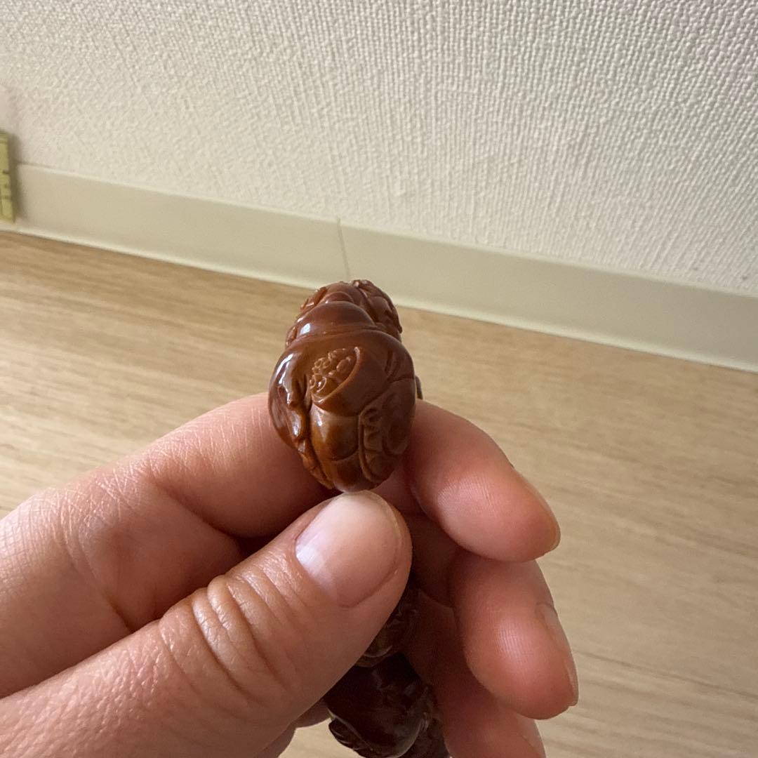 手作りのオリーブの種を使った弥勒菩薩像
