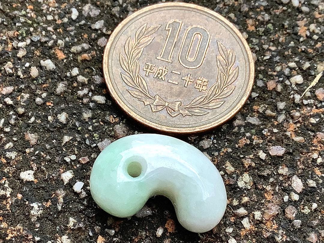 ✳極上の氷肌　神秘の勾玉　糸魚川翡翠勾玉　★ソーティング取得品⭕️特別安価お値段‼️