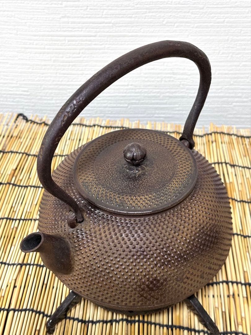 未使用品、栞付　南部鉄瓶 南部徳秀　佐藤 徳秀造 南部形アラレ　南部鉄瓶